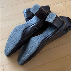 Brown, Bandoliono boots.